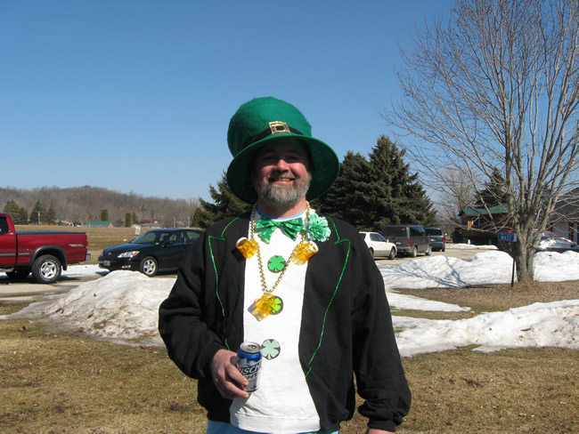 /pictures/ST Pats Float 2009 - No snow our guys keep draging/IMG_1351.jpg